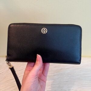 Tory Burch Robinson Zip Continental Black Leather Wristlet Wallet